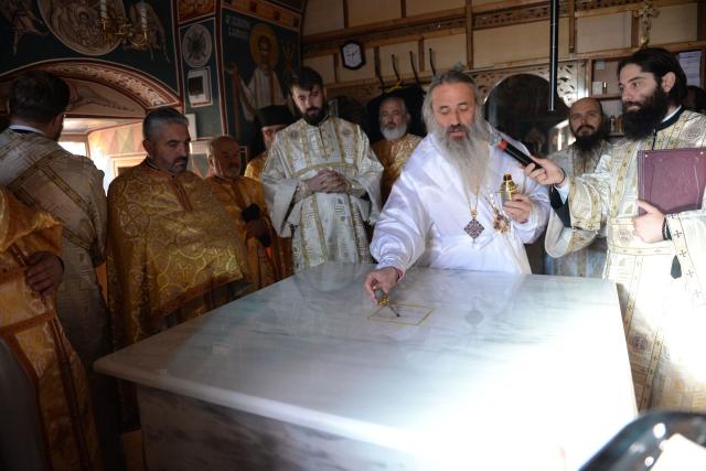 IPS Teofan a resfințit Biserica „Sfinții Arhangheli Mihail şi Gavriil” din Poiana, comuna Vorona
