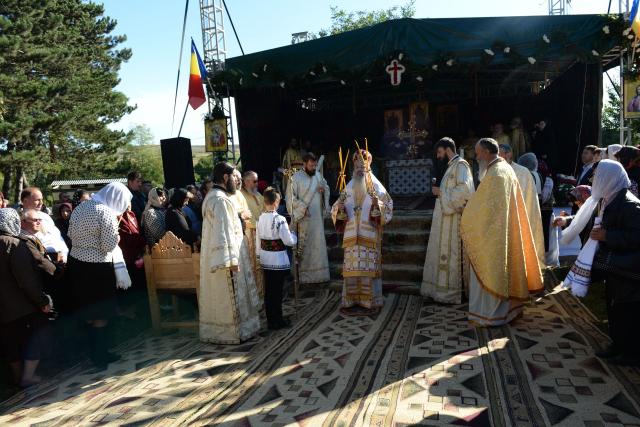 IPS Teofan a resfințit Biserica „Sfinții Arhangheli Mihail şi Gavriil” din Poiana, comuna Vorona