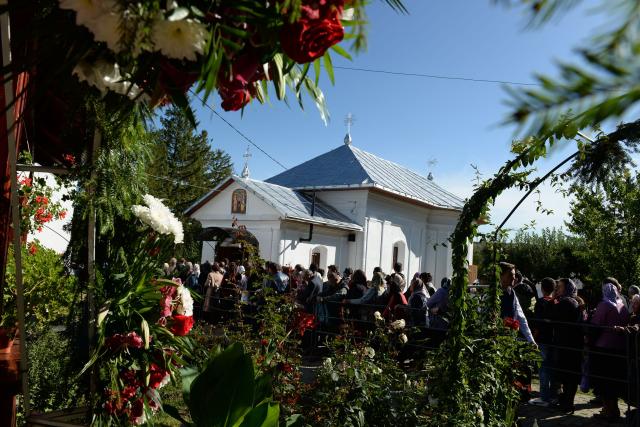 IPS Teofan a resfințit Biserica „Sfinții Arhangheli Mihail şi Gavriil” din Poiana, comuna Vorona
