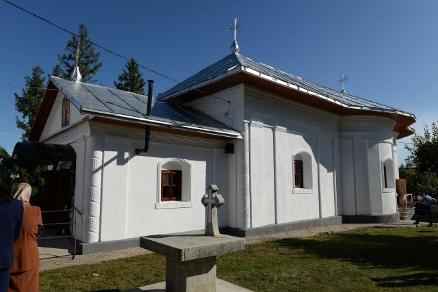 IPS Teofan a resfințit Biserica „Sfinții Arhangheli Mihail şi Gavriil” din Poiana, comuna Vorona