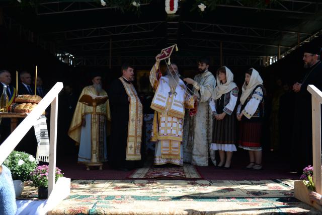 IPS Teofan a resfințit Biserica „Sfinții Arhangheli Mihail şi Gavriil” din Poiana, comuna Vorona
