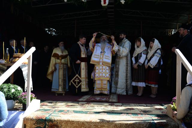 IPS Teofan a resfințit Biserica „Sfinții Arhangheli Mihail şi Gavriil” din Poiana, comuna Vorona