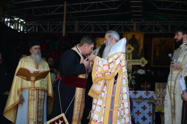 IPS Teofan a resfințit Biserica „Sfinții Arhangheli Mihail şi Gavriil” din Poiana, comuna Vorona