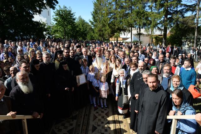 IPS Teofan a resfințit Biserica „Sfinții Arhangheli Mihail şi Gavriil” din Poiana, comuna Vorona