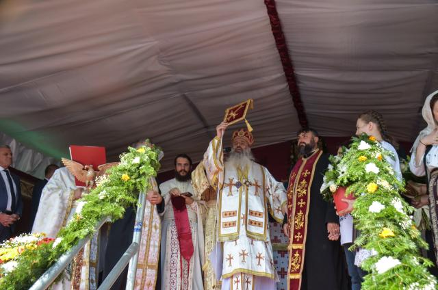Biserica „Sfinții Arhangheli Mihail și Gavriil” din Satu Nou, sfințită de IPS Mitropolit Teofan