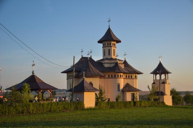 Biserica „Sfinții Arhangheli Mihail și Gavriil” din Satu Nou, sfințită de IPS Mitropolit Teofan