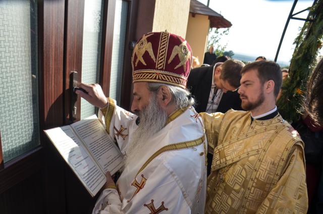 Biserica „Sfinții Arhangheli Mihail și Gavriil” din Satu Nou, sfințită de IPS Mitropolit Teofan
