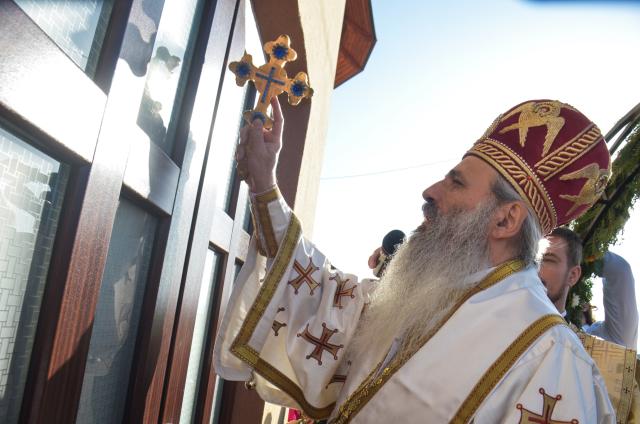 Biserica „Sfinții Arhangheli Mihail și Gavriil” din Satu Nou, sfințită de IPS Mitropolit Teofan
