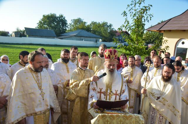 Biserica „Sfinții Arhangheli Mihail și Gavriil” din Satu Nou, sfințită de IPS Mitropolit Teofan