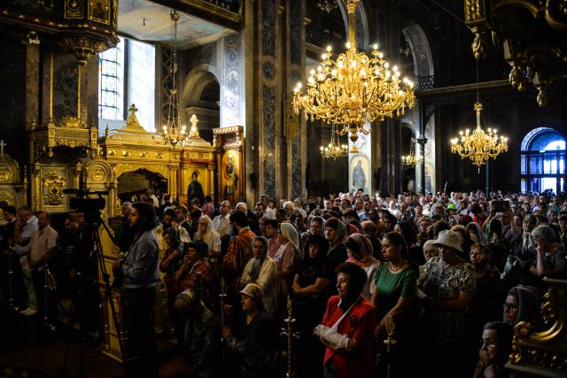 IPS Mitropolit Teofan: „Viața creștinului este o cruce prin urmarea lui Hristos și prin lepădare de sine”
