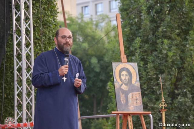 (Video) A fi liber în Hristos înseamnă a-I sluji Mântuitorului cu zâmbetul pe buze! – Pr. Constantin Necula