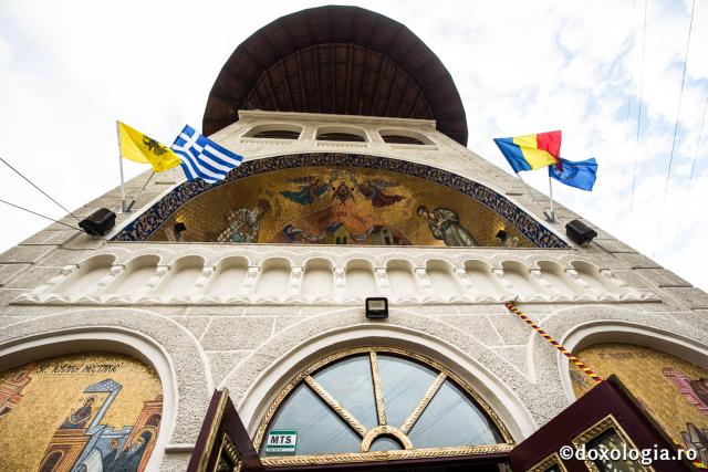(Foto) Momente înălțătoare la sfințirea Bisericii Sfântul Nectarie din Iași