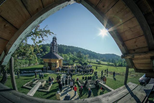 Hram în Poiana raiului de la Pocrov