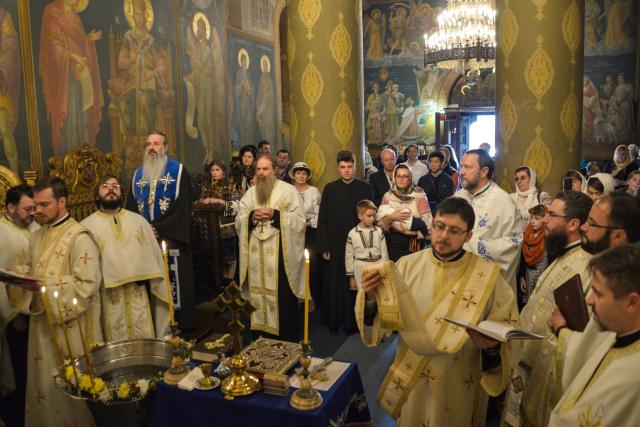 Slujba de încreştinare a pruncului Simon Petru Cîrlescu, oficiată de IPS Mitropolit Teofan