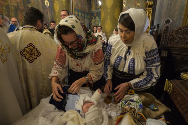 Slujba de încreştinare a pruncului Simon Petru Cîrlescu, oficiată de IPS Mitropolit Teofan
