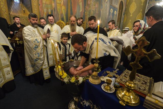 Slujba de încreştinare a pruncului Simon Petru Cîrlescu, oficiată de IPS Mitropolit Teofan