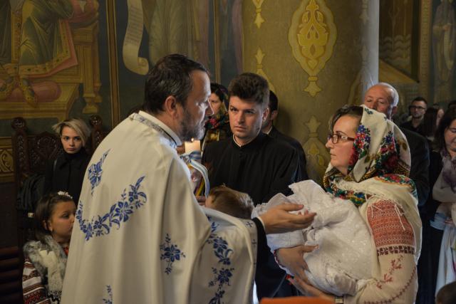 Slujba de încreştinare a pruncului Simon Petru Cîrlescu, oficiată de IPS Mitropolit Teofan