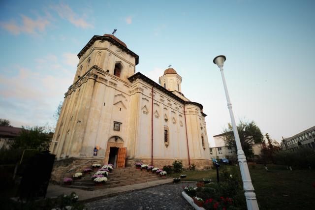 (Video) Fragment din moaștele Sfântului Teodor Tiron dăruit Bisericii Sfinții Teodori din Iași