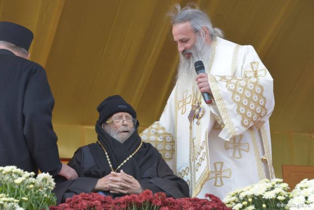 Părintele aflat cu un picior în Rai, Mina Dobzeu, a primit distincția „Crucea Moldavă”