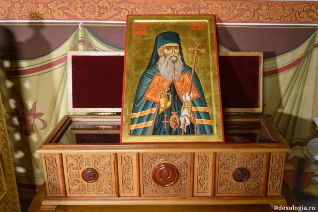 Mitropolitul Iosif Naniescu şi nevoitorul Gheorghe Lazăr au fost canonizaţi