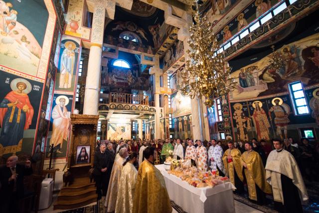 Sfântul Mare Mucenic Dimitrie a unit în rugăciune preoți și credincioși la Parohia Flora din Tătărași