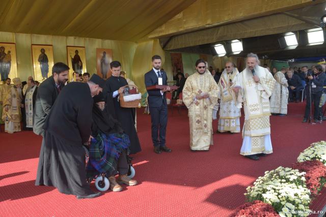 Părintele aflat cu un picior în Rai, Mina Dobzeu, a primit distincția „Crucea Moldavă”
