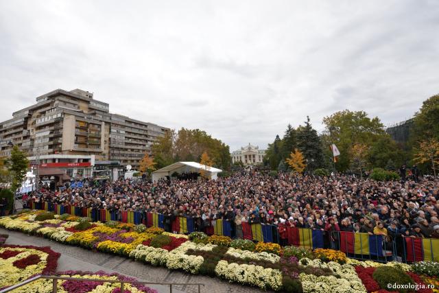 (Video) Mii de pelerini la Sfânta Liturghie de hramul Sfintei Parascheva de la Iași