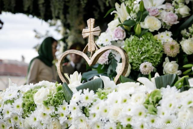 (Foto) Flori pentru Sfânta Cuvioasă Parascheva  – 2017