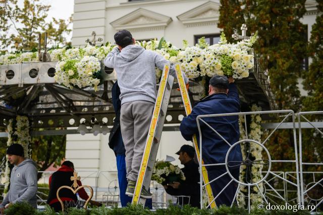Împodobirea baldachinului Sfintei Cuvioase Parascheva, 2017 (galerie FOTO)