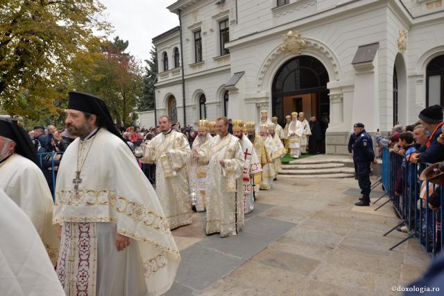 (Foto) Ierarhi slujitori la Sfânta Liturghie a hramului Sfintei Cuvioase Parascheva