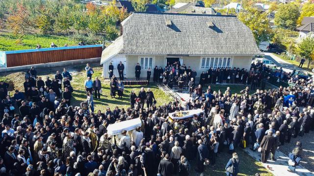 Doliu în Protoieria Fălticeni: Părintele Petru Gavril a fost înmormântat alături de fiica sa, Anisia