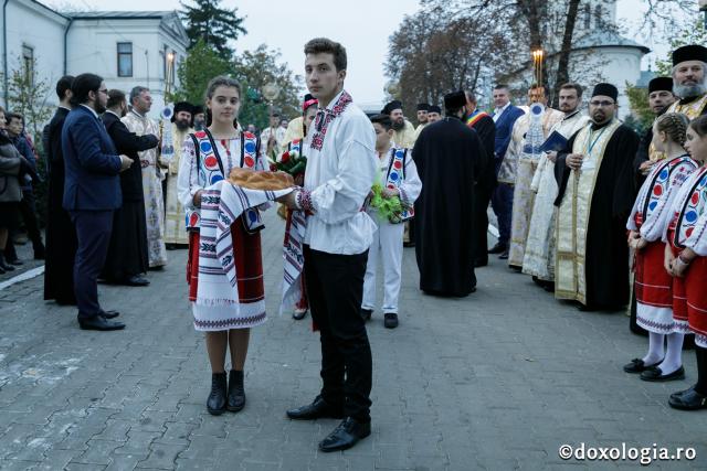 Presfințitul Ignatie, întâmpinat la Huși de credincioși, preoți, monahi și monahii (galerie FOTO)