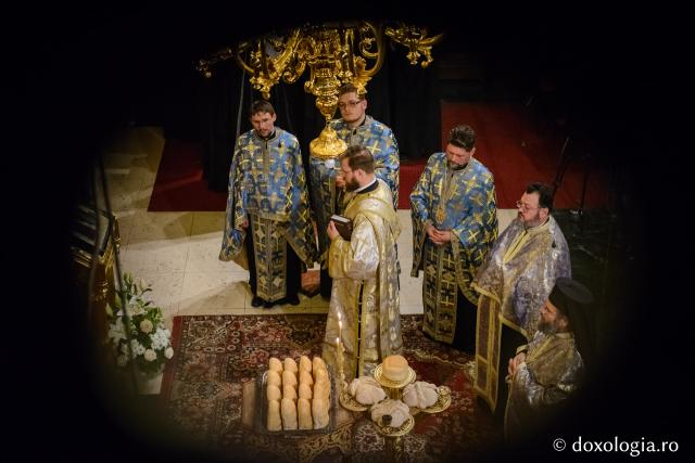 (Foto) Acoperământul Maicii Domnului, cinstit prin priveghere și Liturghie arhierească