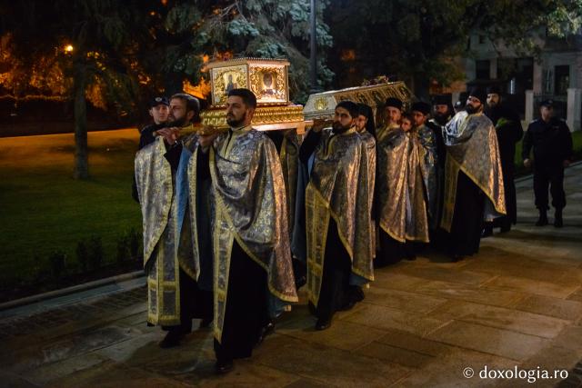 (Foto) Procesiunea de scoatere spre închinare a moaștelor Sfintei Cuvioase Parascheva, 2017