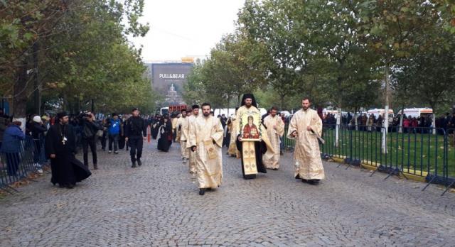 Mii de credincioși au participat la Procesiunea Calea Sfinților