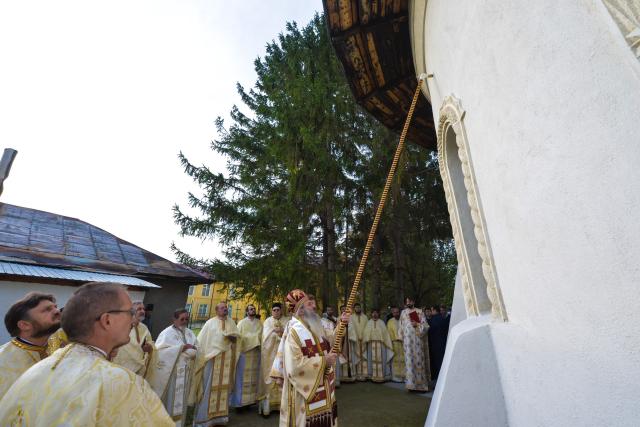 Resfințire de biserică la Drăgușeni: „Viața creștinului este o mucenicie de fiecare zi”