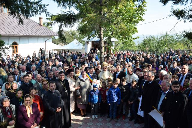 Resfințire de biserică și sfințire de casă socială în parohia ieșeană Mogoșești-Galata