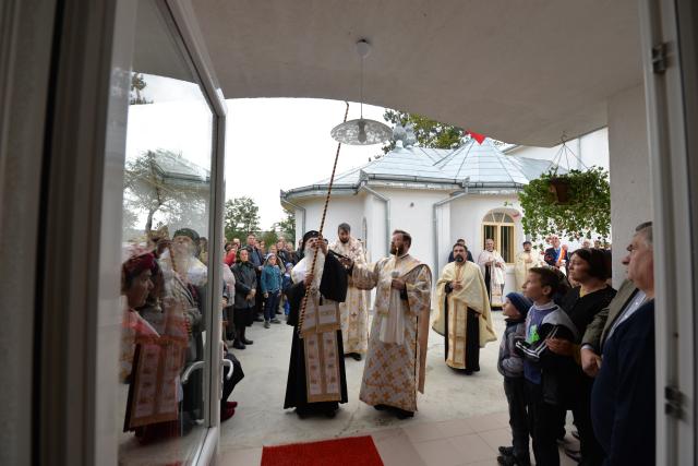 Vizite şi slujiri arhiereşti în Protopopiatul Săveni