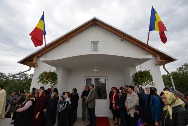 Vizite şi slujiri arhiereşti în Protopopiatul Săveni