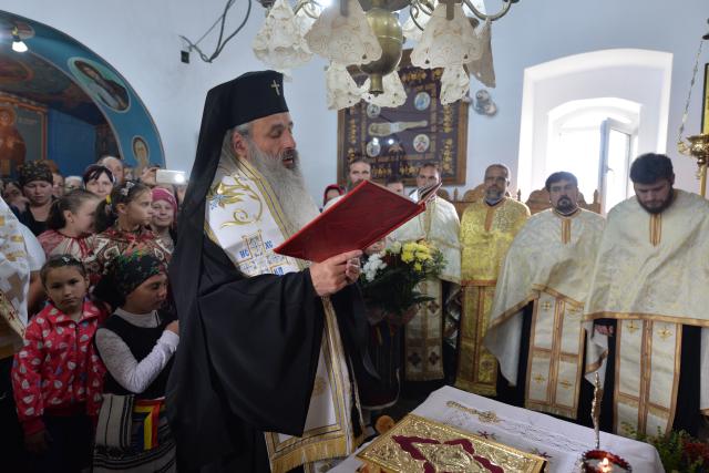 Vizite şi slujiri arhiereşti în Protopopiatul Săveni