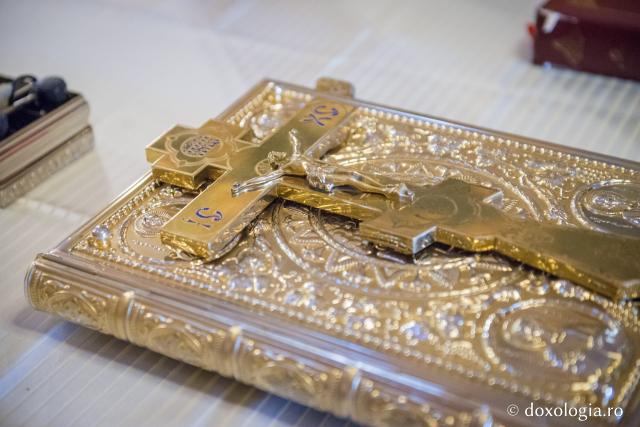Sfânta Evanghelie - punte de legătură între cer şi pământ (galerie FOTO)