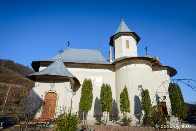 Hram la Mănăstirea Peștera: „Omul este chemat să devină templu al Duhului Sfânt”