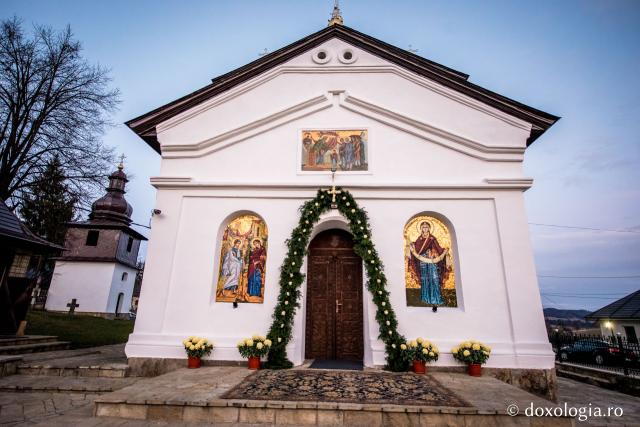 (Foto) Început de hram la schitul Vovidenia