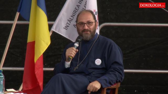 (Video) „Nu lăsaţi deoparte familia pentru carieră. Unii au făcut şi doctorate crescându-şi copiii” – Părintele Constantin Necula