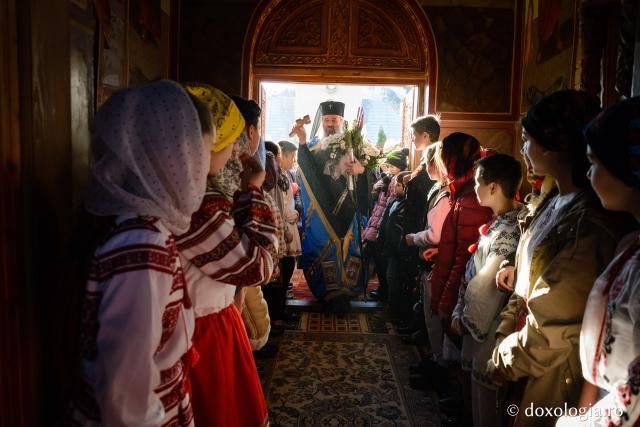 Hram la Mănăstirea Peștera: „Omul este chemat să devină templu al Duhului Sfânt”