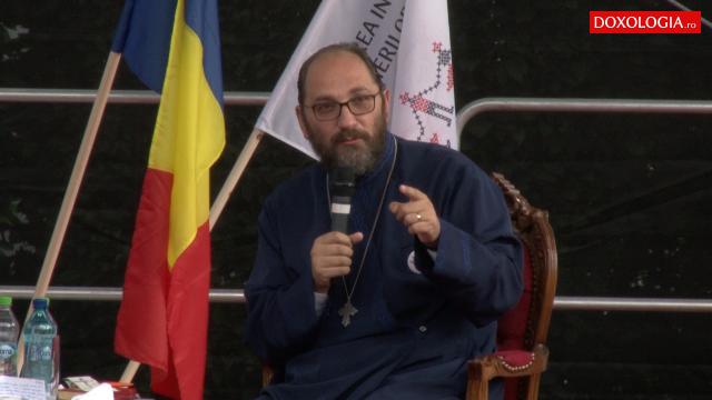 (Video) „Nu Facebook-ul ne înnebuneşte de cap, ci incapacitatea noastră de a sta lipiţi de Hristos” – Părintele Constantin Necula