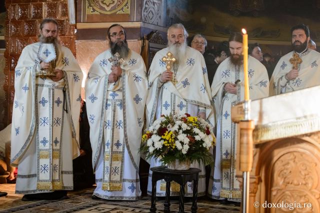 Hram la Mănăstirea Peștera: „Omul este chemat să devină templu al Duhului Sfânt”