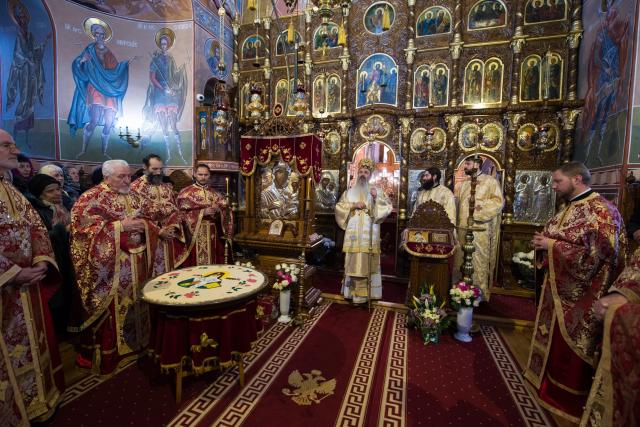 IPS Mitropolit Teofan: „Rămâne pe picioarele sale, adică puternic, doar cel care îngenunchează la rugăciune”
