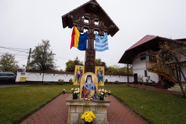 IPS Mitropolit Teofan: „Rămâne pe picioarele sale, adică puternic, doar cel care îngenunchează la rugăciune”