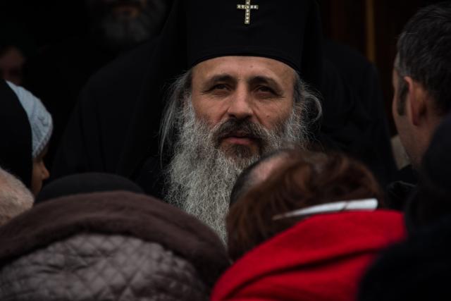 IPS Mitropolit Teofan: „Rămâne pe picioarele sale, adică puternic, doar cel care îngenunchează la rugăciune”